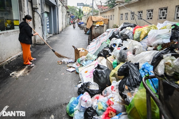 Rubbish piles up on Hanoi streets - 8