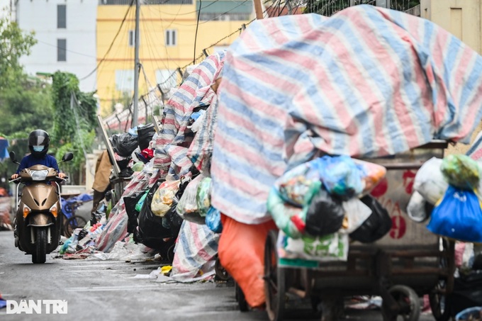 Rubbish piles up on Hanoi streets - 6