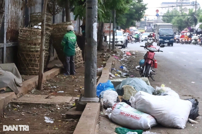 Rubbish covers many HCM City streets - 6