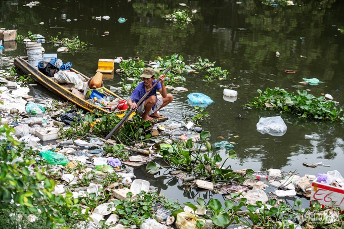 HCM City struggles to clear poor housing along polluted canals - 8