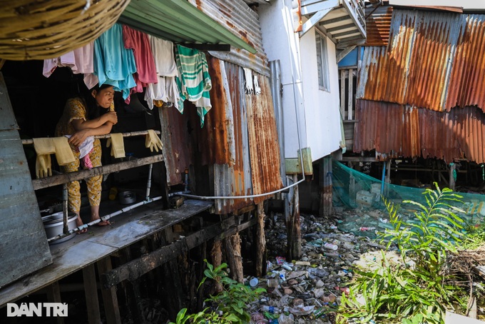 Life in ramshackle houses along HCM City canal - 7