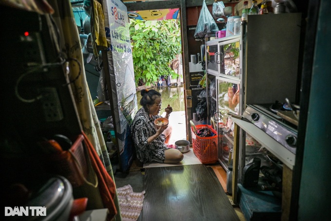 Life in ramshackle houses along HCM City canal - 5