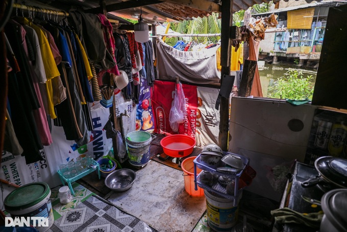 Life in ramshackle houses along HCM City canal - 4