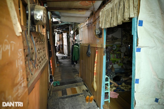 Life in ramshackle houses along HCM City canal - 6