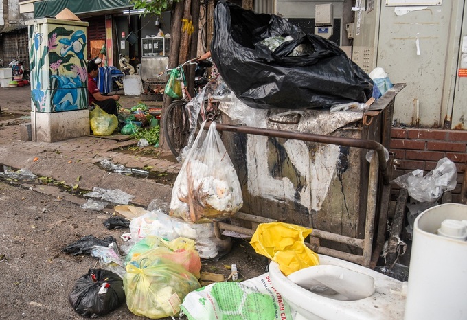 Hanoi streets strewn with rubbish - 1 Hanoi streets strewn with rubbish - 1