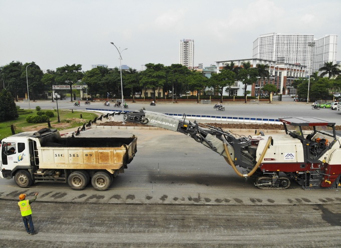 More Hanoi streets being fenced for F1 racetrack construction - 1 More Hanoi streets being fenced for F1 racetrack construction - 1