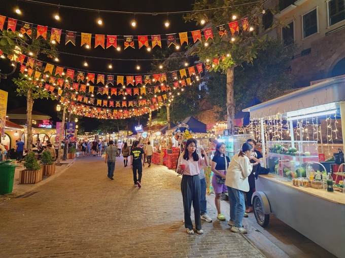 New Phu Quoc night market attracts tourists - 1