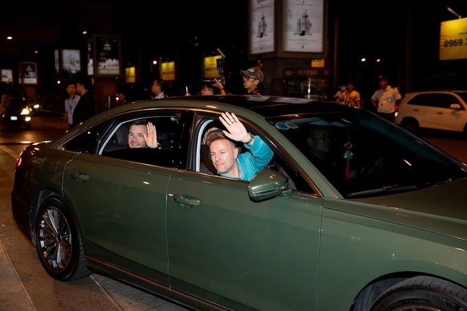 Westlife members arrive in Vietnam - 7 Westlife members arrive in Vietnam - 7