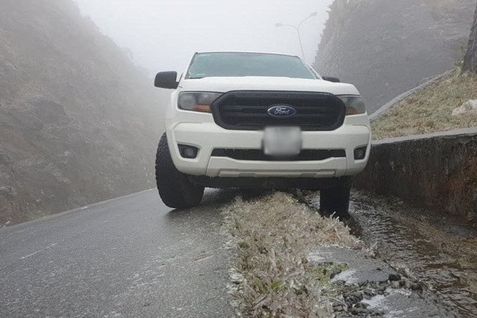 Icy roads on Lai Chau pass pose dangers for drivers - 1
