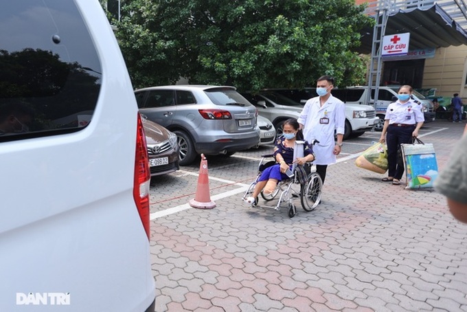 Former HCM City official helps poor with free ambulance service - 2 Former HCM City official helps poor with free ambulance service - 2