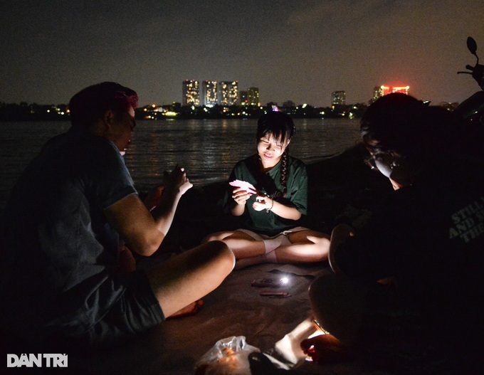 Hanoians flock to supermarkets, parks to escape heat wave - 7