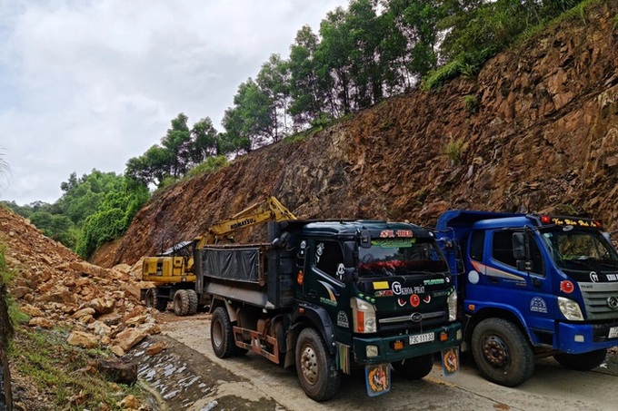 Landslide blocks traffic on Quang Binh road - 1 Landslide blocks traffic on Quang Binh road - 1