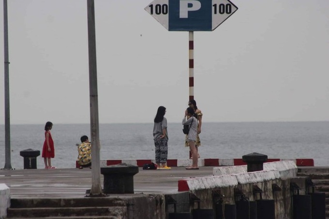 500 tourists stay on Cat Ba Island during storm - 2