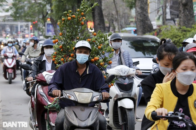 Hanoi streets jammed as Tet nears - 6