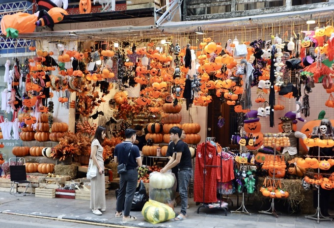 Halloween spirit haunts Hanoi street - 1