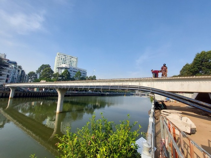 Pedestrian bridge to open across HCM City's most beautiful canal - 1