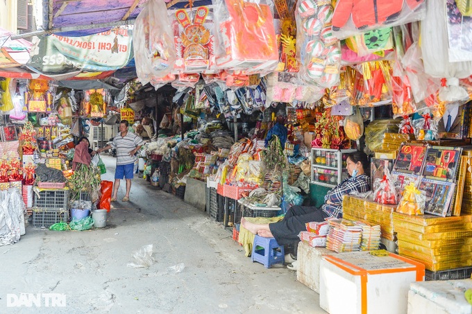 Hanoi traditional markets suffer fall in sales - 10