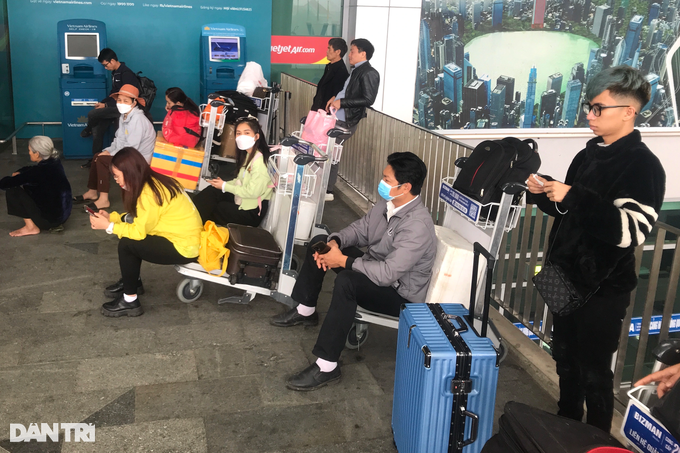 Dense fog causes flight chaos at Vinh Airport - 2