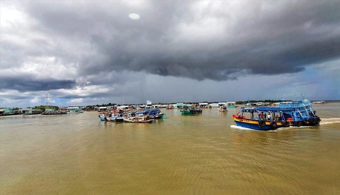 Eight sailors caught in Ca Mau illegally re-entering Vietnam - 1