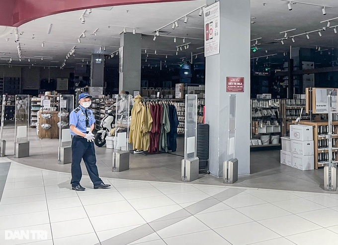 Hanoians flock to supermarkets, parks to escape heat wave - 3