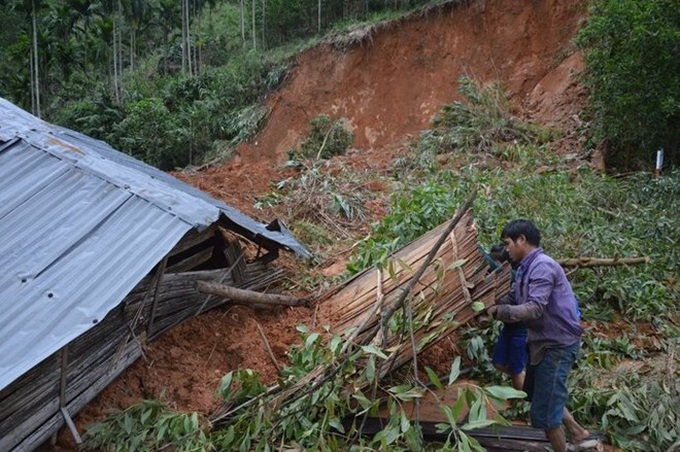 Thousands of Quang Ngai households face landslides - 1