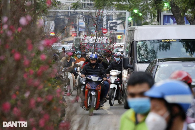 Hanoi streets jammed as Tet nears - 5