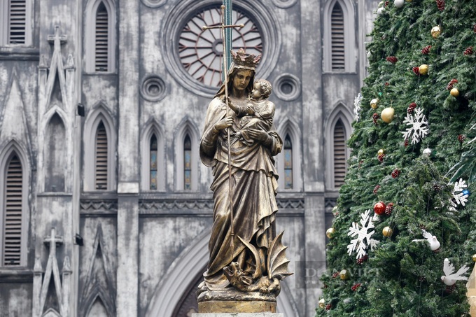Hanoi church changes “coat” for Christmas - 3 Hanoi church changes “coat” for Christmas - 3