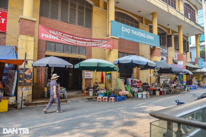 Hanoi traditional markets suffer fall in sales - 9