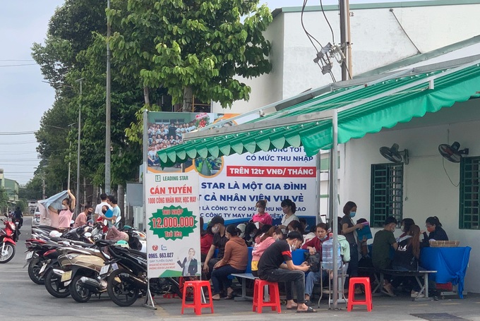 Firms in Binh Duong rush to recruit workers after Tet - 2