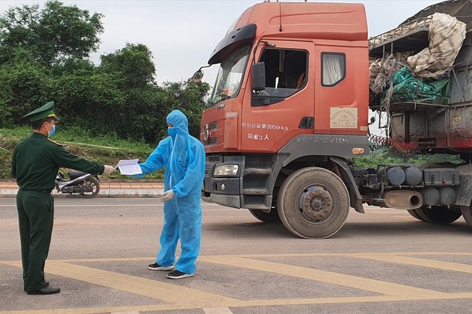 China border gate suspends customs clearance for Vietnamese goods - 1