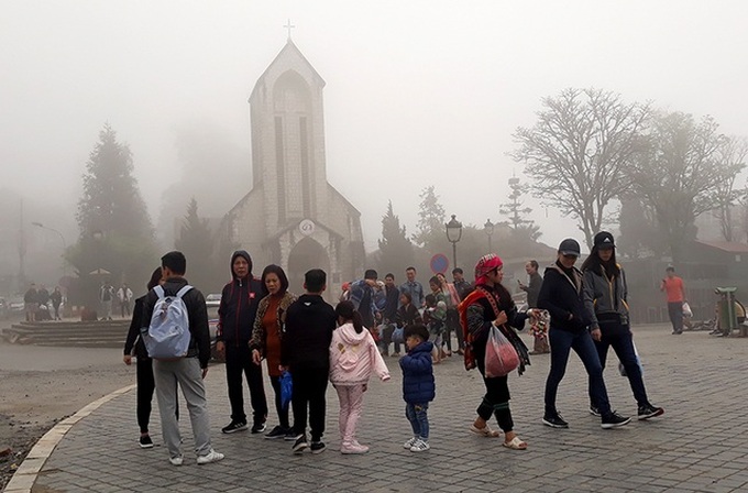 Sapa sees tourist surge on Tet - 1
