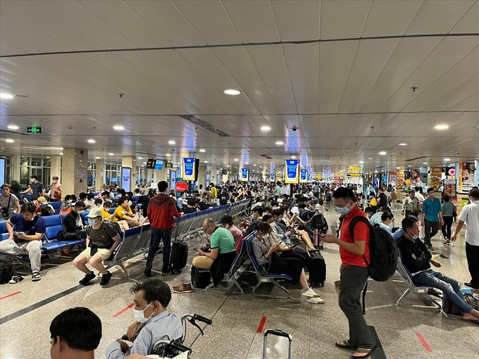 Tan Son Nhat airport flights delayed due to rain - 1