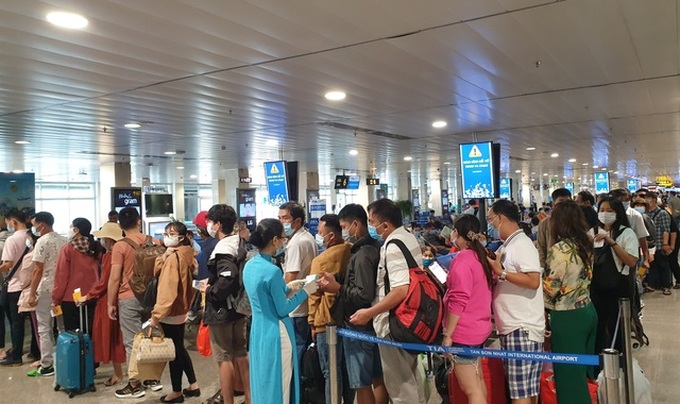 Tan Son Nhat airport continues facing congestion as summer nears - 2