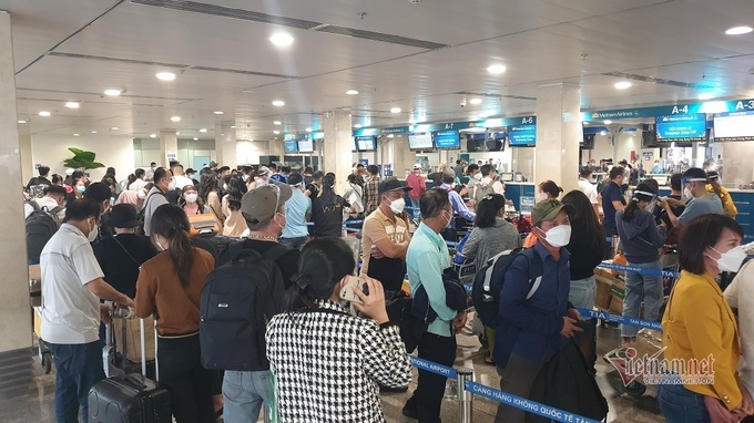 HCM City airport becomes crowded as Tet nears - 1