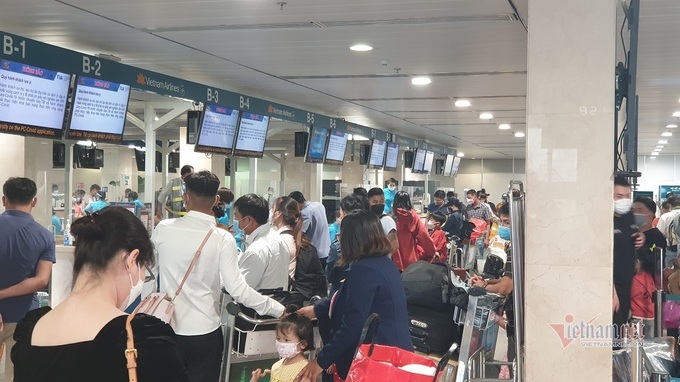 HCM City airport becomes crowded as Tet nears - 2