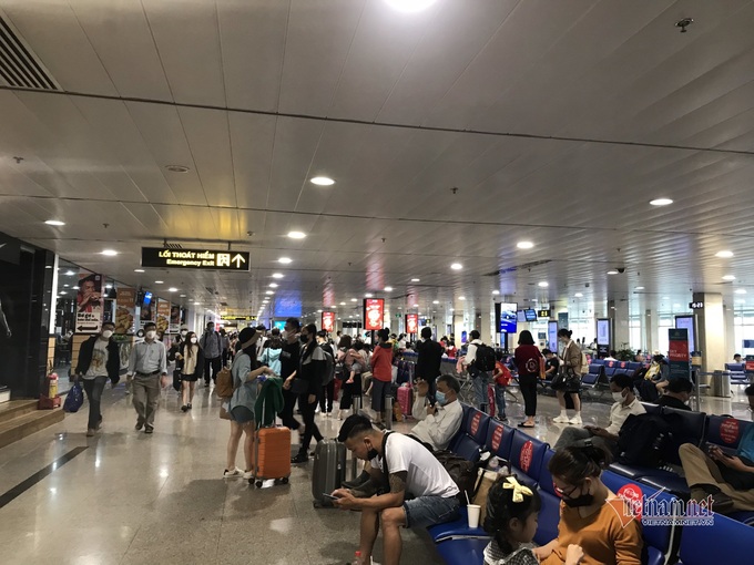 HCM City airport becomes crowded as Tet nears - 3