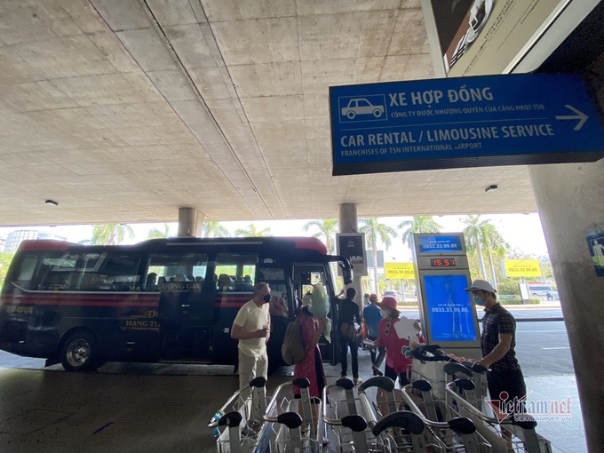 Tan Son Nhat airport still quiet despite full tourism reopening - 5