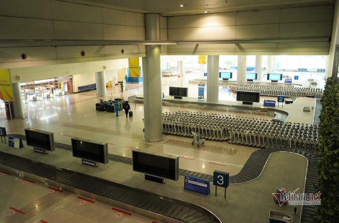 Tan Son Nhat airport still quiet despite full tourism reopening - 1