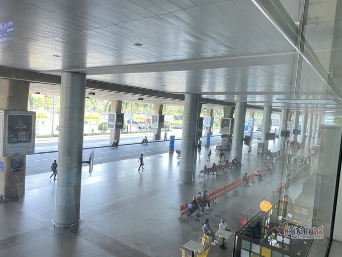 Tan Son Nhat airport still quiet despite full tourism reopening - 2