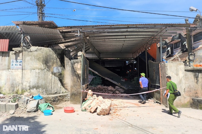 Ninh Binh packaging workshop collapses, killing two - 1