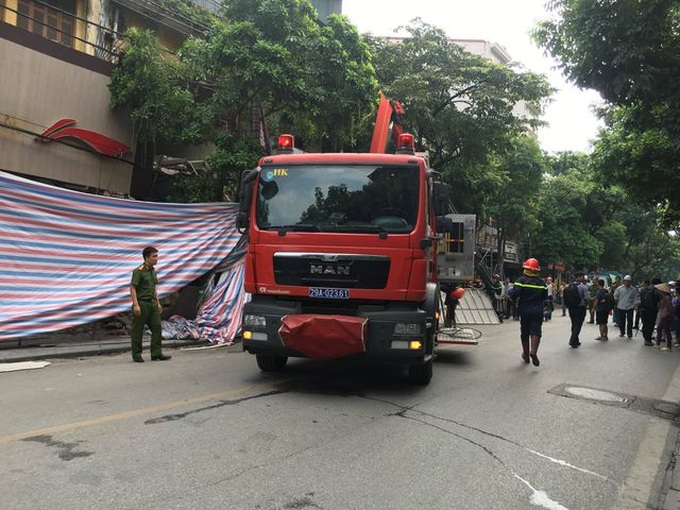 One rescued after house walls collapse in Hanoi - 1