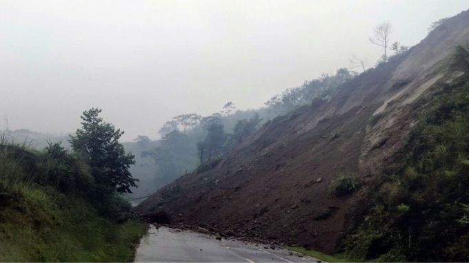 Landslide disrupts road in Lao Cai - 1