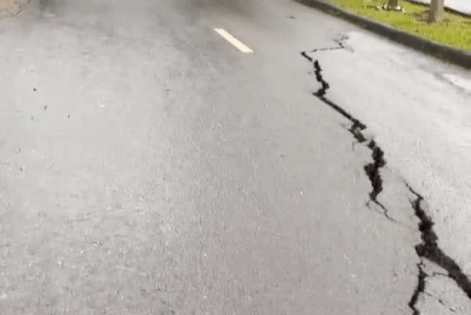 Dak Nong roads see large cracks following prolonged rain - 1 Dak Nong roads see large cracks following prolonged rain - 1
