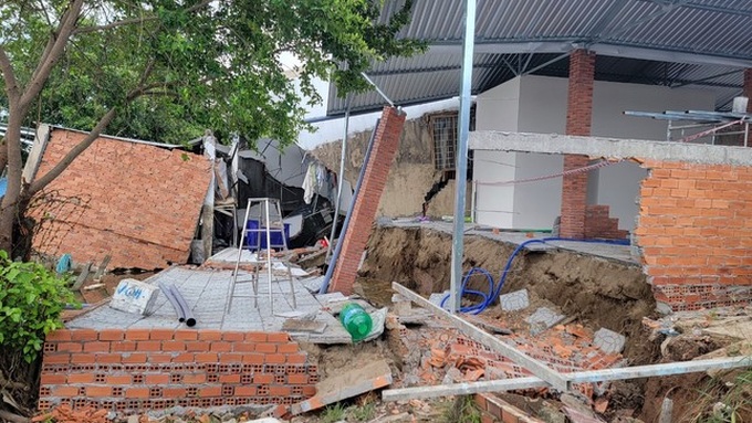Ten houses damaged in Can Tho erosion - 1
