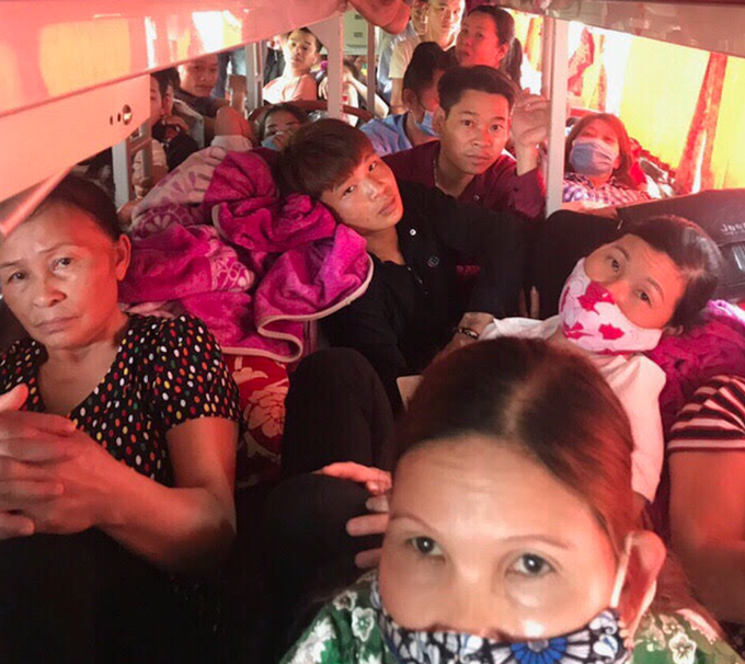 Bus passengers suffer from overloading during holiday - 1