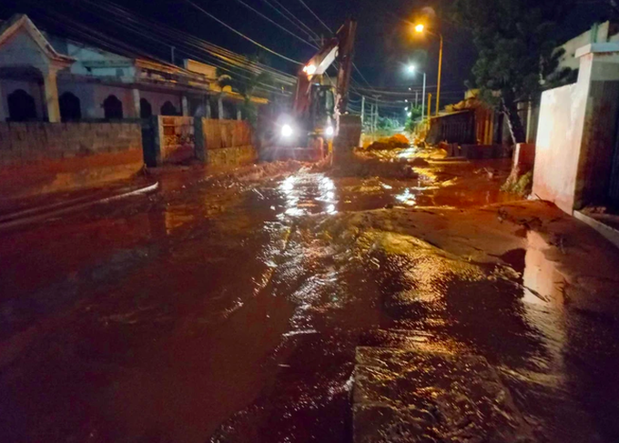 Red sands flood Phan Thiet coastal road - 2 Red sands flood Phan Thiet coastal road - 2