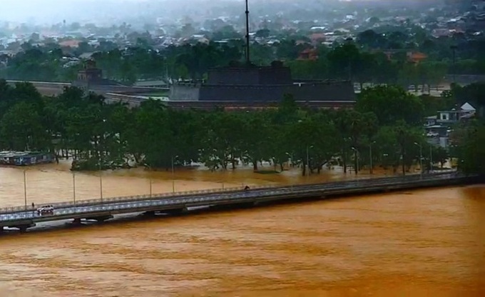 Torrential rain turns Hue City into river - 5