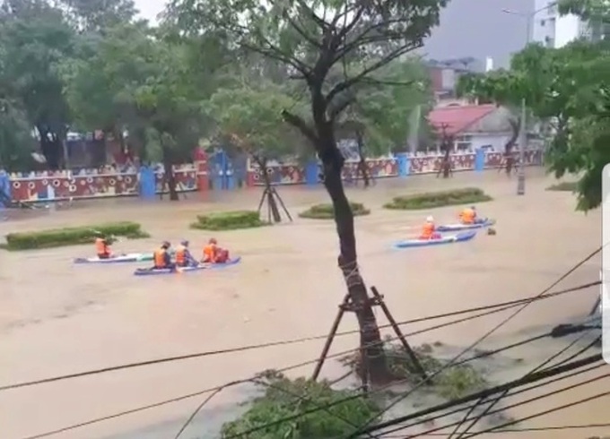 Torrential rain turns Hue City into river - 7