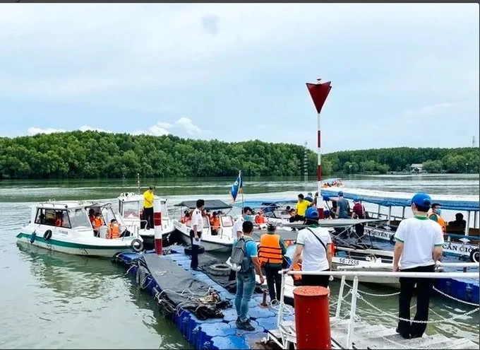 Vietnam makes waves with improved waterway tourism - 1