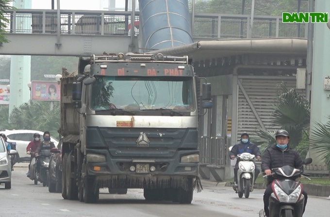 Construction trucks blamed for traffic hazards in Ha Dong - 1
